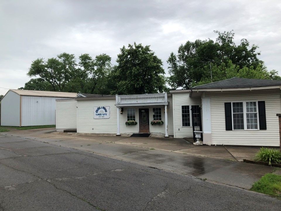 819 S Main St, Harrisburg, IL 62946